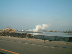 Vue du volcan de boue de Sidoarjo en juillet 2006 avec le lieu de l'émission des coulées de boue au niveau du panache.