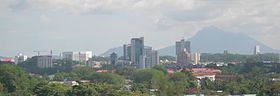 Vue de Kuching depuis le Sarawak Campus. La montagne en arrière-plan est le Santubong.