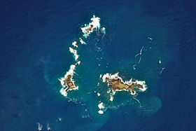 Image satellite d'une partie des îles Selvagens avec Selvagem Pequena (à droite), l'îlot de Fora (à gauche) et les îlots de Norte (en haut).