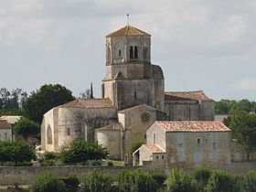 L'église romane surplombant l'Arnoult