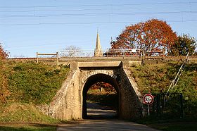 Entrée bourg par D137 et pont ferroviaire