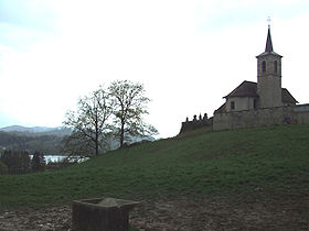 Vue de l'église du village et du lac d'Aiguebelette
