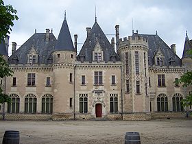 La façade ouest et la cour intérieure du château