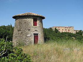 Le moulin et le château de Saint-Paulet
