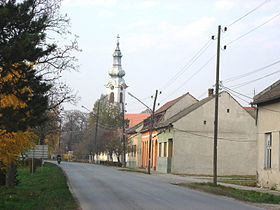 La rue principale de Stapar, avec l'église orthodoxe serbe