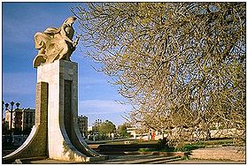 Statue face à la Wilaya de Bouira