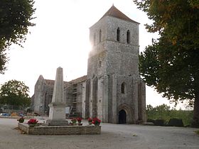 L'église Saint-Front et le monument aux morts