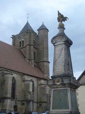 Vue sur le clocher de l'église et le monument aux morts de Tannay