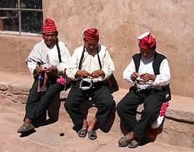 Des hommes de Taquile tricotant