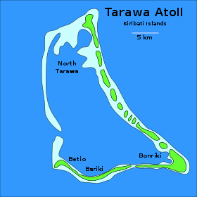 Carte de l'atoll de Tarawa avec Tarawa-Sud qui s'étend de Bairiki à Bonriki (la carte présente une coquille à Bairiki).