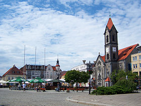 Ma place du marché (Rynek) de Tarnowskie Góry avec l'église protestante (néo-romanesque) Neo-Romanesquesur la droite.