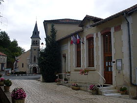 La mairie et l'église de Teyjat