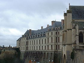 Thouars-chateau-tremoille-face-thouet.jpg