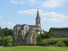 L'église vue du château de Tiffauges.