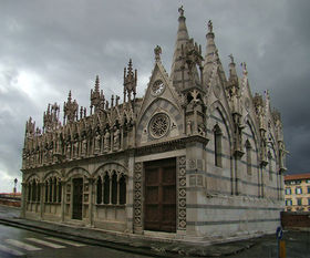 Vue générale de l'église, présentant son côté droit de l'église en gothique interprété : gables retraités, pinacles et arcatures avec statues.