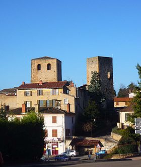 Le bourg de Saint-Cyr et son château : à gauche l'ancienne église romane, à droite le donjon