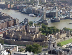 La tour de Londres. Au centre de la forteresse : la tour Blanche ; sur la Tamise : le Tower Bridge