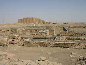Ruines d'Ur, avec la ziggurat en arrière-plan.