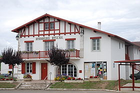 La mairie d'Urcuit.