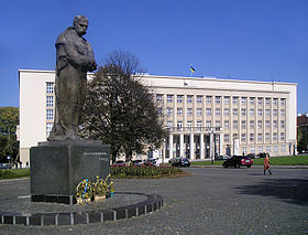 Siège de l'administration de l'oblast à Oujhorodet statue de Tarass Chevtchenko