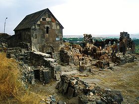Ruines du monastère depuis le nord-ouest (de gauche à droite Sourp Sargis, Sourp Astvatsatsin et le gavit).