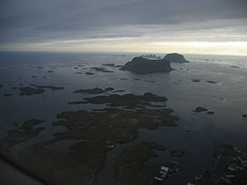 Survol de l'archipel de Røst en avion ; Røstlandet est visible dans la moitié basse de la photographie.