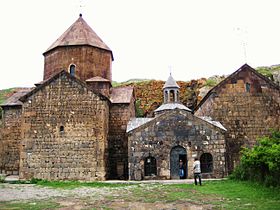 Complexe monastique de Vanevan (de gauche à droite, Sourp Grigor, gavit et église mononef).