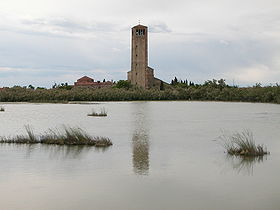 La cathédrale et son campanile, vus de la lagune