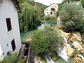 Moulin sur la rivière Vers et cascade