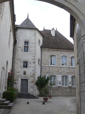 Vesoul - hôtel de Magnoncourt - courtyard.jpg