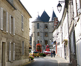 Le donjon aperçu depuis la Rue de Fontenoy.