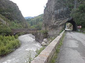 Vieux pont sur le Bès et tunnel à Barles
