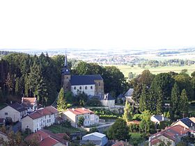 Vue sur le village de Cornay, son église et son château