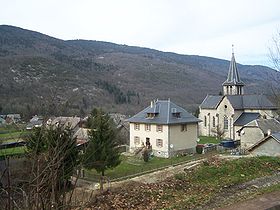 Vue de Saint-Jean-de-Couz et son église