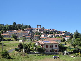 Le village d'Allègre, dominé par la silhouette de son château féodal en ruine
