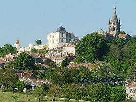 Le château et l'église de Villebois vus depuis la route de Ronsenac