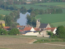 Vincelles au milieu des vignes - Du haut de la route de la Sainte.