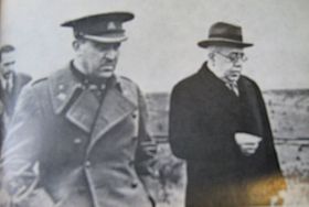 Le général Rojo et Manuel Azaña, président de la République, visitent le front en novembre 1937.