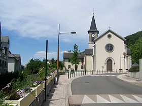 Église dans le centre de la commune.