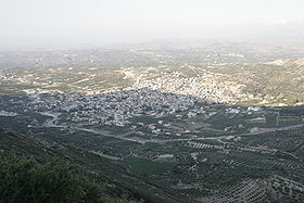Vue d'Archanes depuis le mont Gyourtas en juillet 2007.