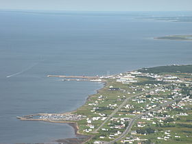 Vue aérienne de l'ouest du village et du port.
