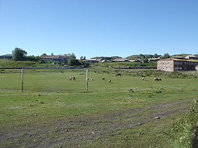 Vue du stade de foot du village de Lchap, juillet 2009.