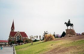 La statue du cavalier du Sud-Ouest (Reiterdenkmal/Rider Memorial) et l'église luthérienne