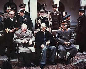 Les dirigeants Alliés à la conférence. De gauche à droite : Winston Churchill, Franklin D. Roosevelt et Joseph Staline.