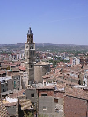 Vue général de Fraga avec l'église Saint-Pierre au centre. Au fond, Fraga la neuve.
