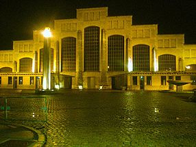 L'entrée principale de la Halle Tony Garnier, de nuit