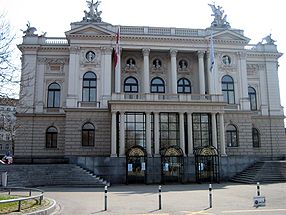 Facade de l'Opéra depuis la place Bellevue à Zurich