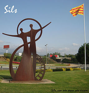 Monument à l'entrée de Sils