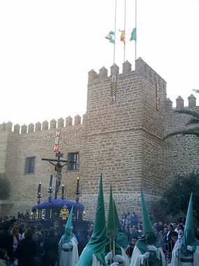 Procession de la Semaine sainte au pied du Château de Luna