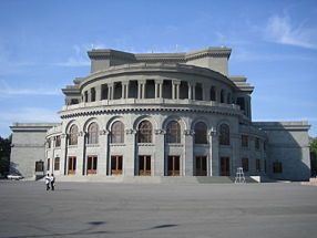 L'Opéra vu du parc.